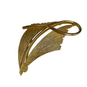 Vintage JJ Gold Tone Leaf Brooch Pin Signed Costume Minimalist Elegant Classic